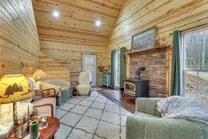 Greenbrier River On-site! Modern-rustic Log Cabin - Interiör