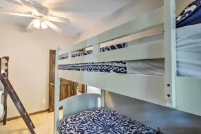 Lakefront Plymouth Cottage w/ Private Hot Tub - Zimmer