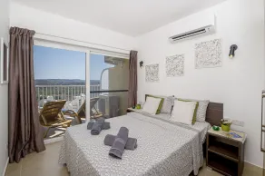Summer Breeze with Panoramic terrace by Getaways Malta - Quarto