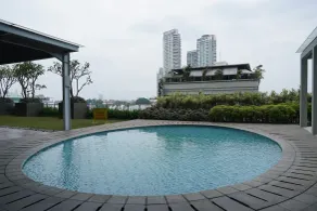 Exclusive and Comfy Studio Kemang Mansion Apartment By Travelio - Piscine
