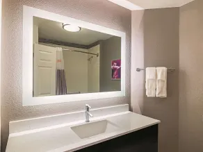 La Quinta by Wyndham Oklahoma City - NW Expwy - Salle de bain