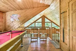 Cabin w/ Hot Tub & Deck ~ 7 Mi to Pigeon Forge! - Innvendig