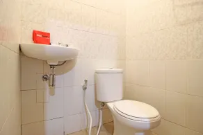 RedDoorz near Hartono Mall 3 - Bathroom