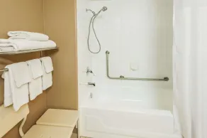 Super 8 by Wyndham Calgary/Airport - Salle de bain