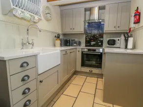 Honey Bee Cottage - Interior
