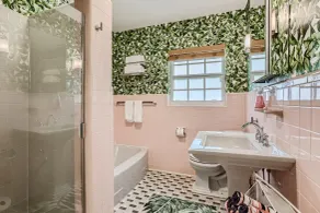 Peacock Oasis - Retro Vibes and Poolside Lounging in Parrot Cove - Bathroom