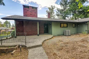 Relax & Recharge: Edgewood Home w/ Balcony - Interiör