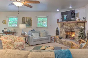 Beautiful Connestee Falls Home w/ Porch in Brevard - Innenbereich