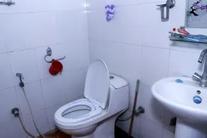 Sara's Backpackers Hotel - Bathroom