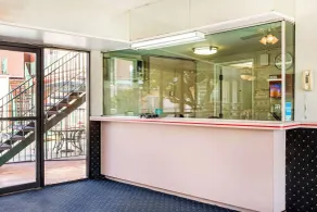 Rodeway Inn near Melrose Ave - Hall