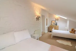 Ellenor - Room