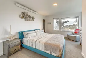 Depoe Bay Townhome w/ Deck & Stunning Ocean Views! - Interior