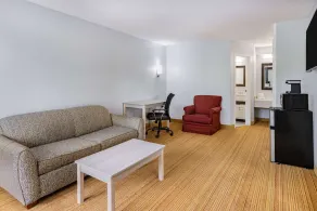 Days Inn & Suites by Wyndham Colonial - Chambre