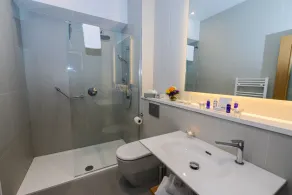 PREMIER SUITES Dublin, Ballsbridge - Bathroom