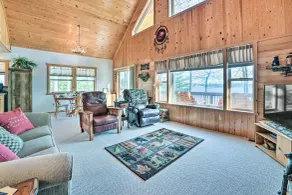 Secluded Lost Lake Cottage w/ Spacious Loft! - Interiör