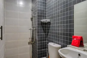RedDoorz Syariah near Airlangga University Campus B - Bathroom