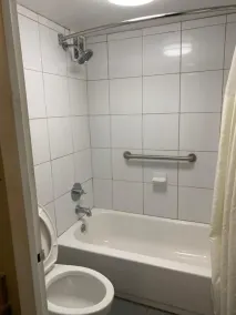 Kings Inn Civic Center/UAB - Bathroom