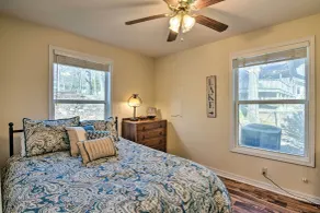 Lakefront Table Rock Getaway w/ Private Swim Dock! - Interiør
