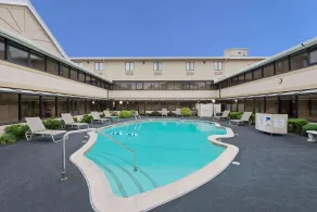Ramada by Wyndham Boston - Piscine