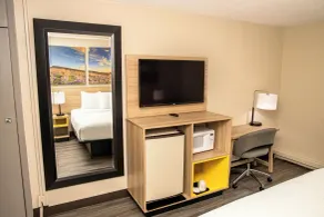 Days Inn and Suites by Wyndham Hammond, IN - Chambre