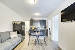 Walkable Barberton Apartment: 9 Mi to Akron! - Intérieur