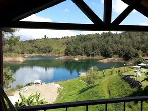 Hotel Pietrasanta Cabañas frente a la Represa Peñol Guatape - Vue de la chambre
