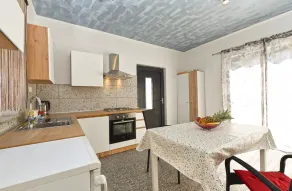 Bright studio apartment with pool view - Privat køkken
