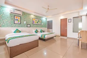 Treebo Kuber Palace with Swimming Pool - Zimmer