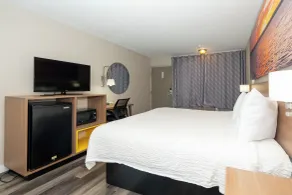 Days Inn & Suites by Wyndham Dayton North - Room