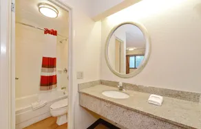 Red Roof Inn Akron - Bathroom