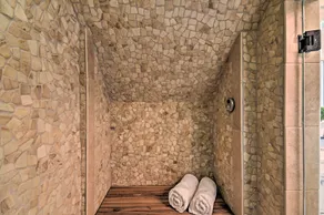 Stylish Studio w/ Fireplace ~ 3 Mi From Dtwn! - Badezimmer