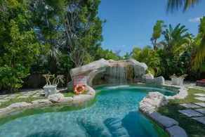 A Stone's Throw Away - Piscine