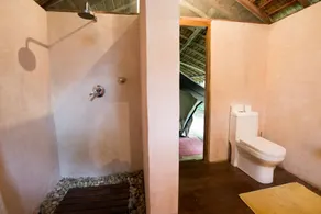 Tiger Tops Tharu Lodge - Bathroom