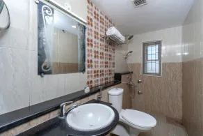 Hotel Sumi Palace - Bathroom