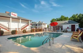 Red Roof Inn & Suites Wilson - Piscine