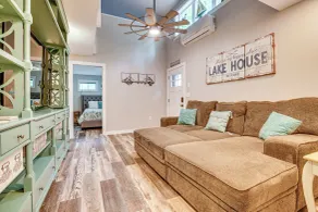 Belmont Lakehouse w/ Sandy Beach & Boating! - Intérieur