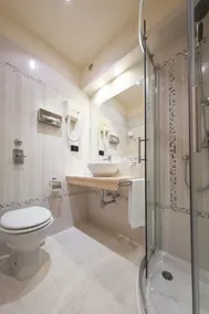 Hotel Flora - Bathroom
