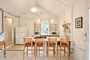 Cozy Stockbridge Cabin - Walk to Beach & Lake! - Innenbereich