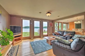 13 Mi to Dtwn: Lakefront Cottage w/ Dock - Interiør