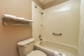 Super 8 by Wyndham Clarksville Northeast - Salle de bain