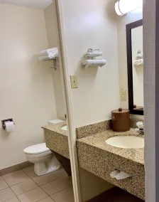 Super 5 Inn - Bathroom