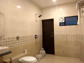 JK Rooms 126 Parashar Legacy - Opp Railway Station - Bathroom
