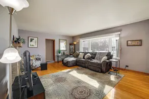 Spacious & Peaceful Suburban Home in Lansing! - Intérieur