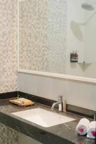 Hotel Puri Indah Subak - Badezimmer