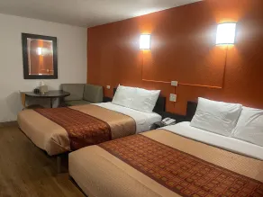 Regal 8 Inn & Suites - Zimmer