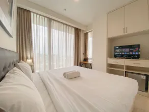 Best Deal Studio Room with Private Jaccuzi at Art Deco Apartment By Travelio - Habitación