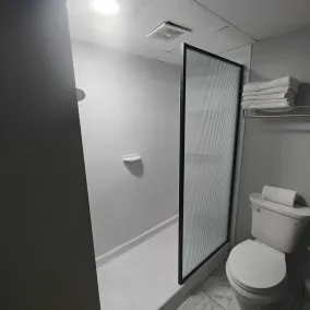 Mountain Vista Inn & Suites - Walking Distance to the Island - Baño