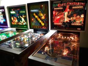 A house full of steel balls and games - Restaurant