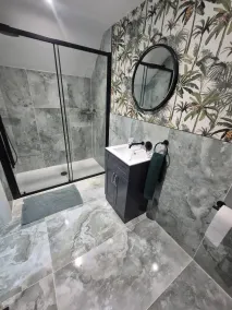 Luxurious 5-bedroom House Rental With Scenic Countryside Views - Badeværelse