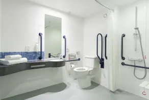 Holiday Inn Express Cheltenham Town Centre by IHG - Baño